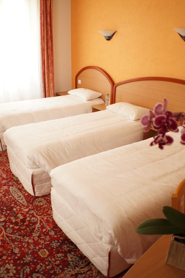 Logis Hotel Du Commerce Volvic Kültér fotó